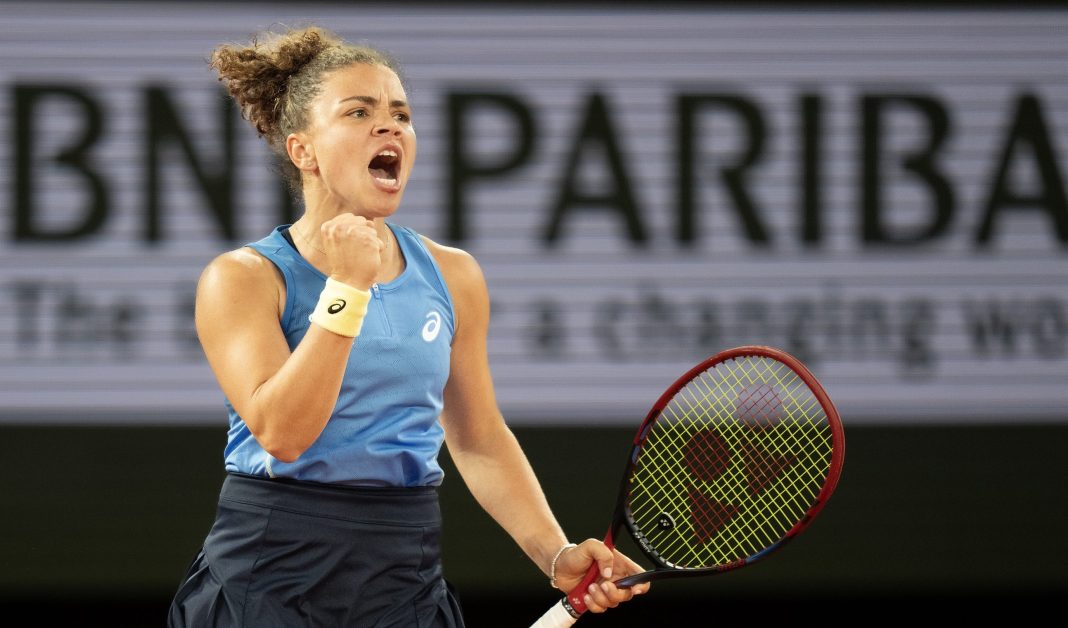 Jasmine Paolini celebrates a big point at the 2025 French Open in Roland Garros.